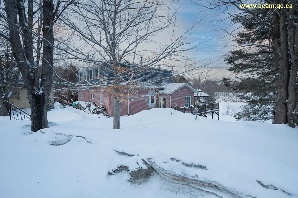 Spacieuse-maison-au-bord-du-lac-Capri-a-St-Colomban