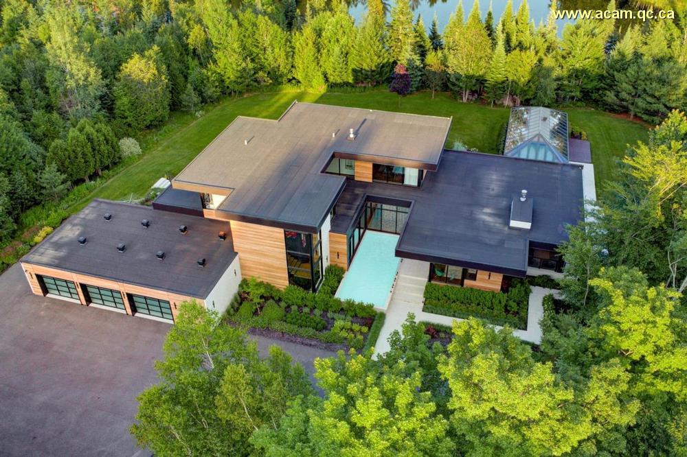 Somptueuse-maison-au-bord-de-leau-dans-les-Laurentides-